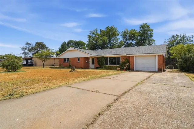 Photo 3 — 1731 N Hudson Street, Altus, OK 73521