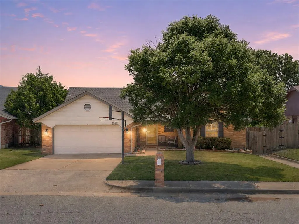Front exterior — 18412 Scarlet Oak Lane, Edmond, OK 73012