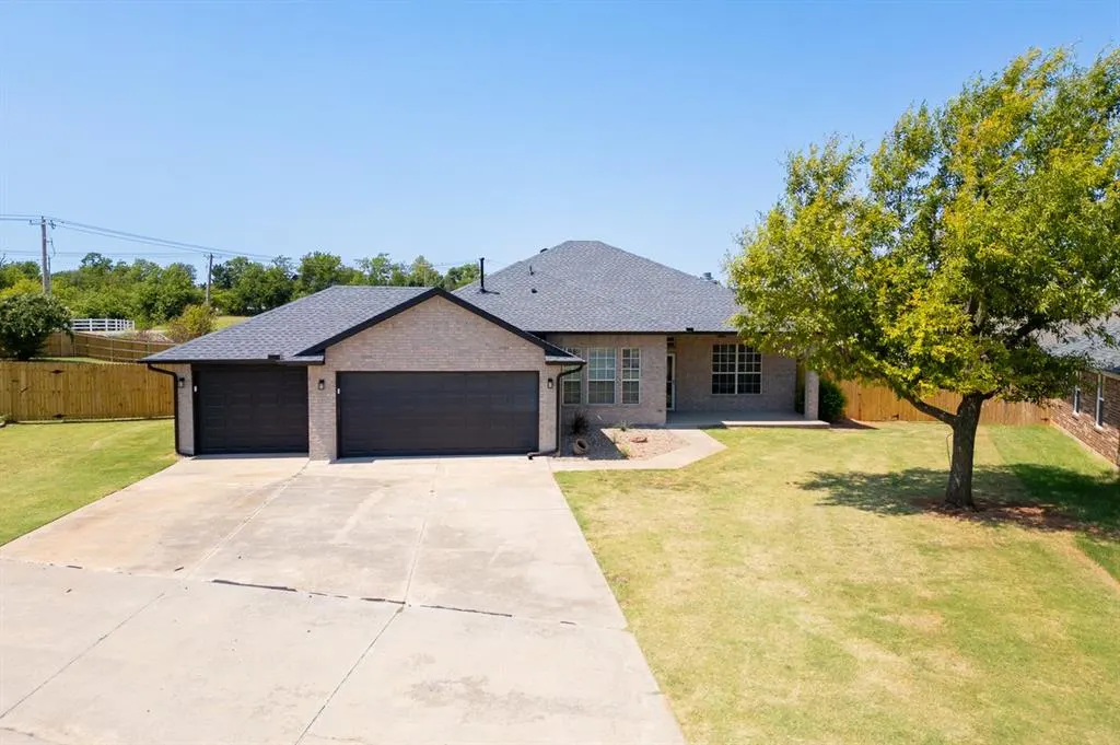 Photo 4 — 8901 Woodbend Drive, Oklahoma City, OK 73135