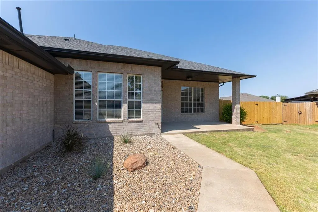 Photo 5 — 8901 Woodbend Drive, Oklahoma City, OK 73135