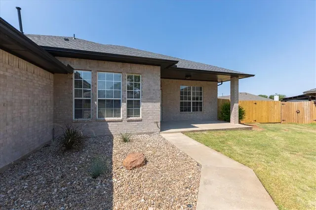 Photo 5 — 8901 Woodbend Drive, Oklahoma City, OK 73135