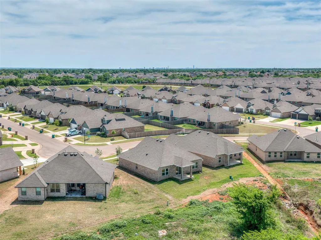 Photo 35 — 12513 Dolche Vita Drive, Yukon, OK 73099