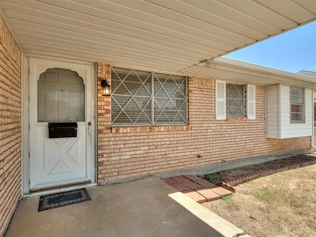 Photo 3 — 8012 S Villa Avenue, Oklahoma City, OK 73159