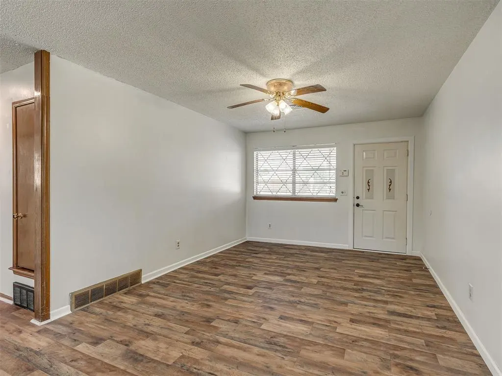 Photo 5 — 8012 S Villa Avenue, Oklahoma City, OK 73159