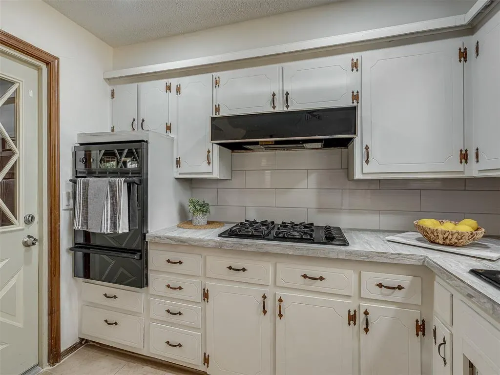 Photo 11 — 8012 S Villa Avenue, Oklahoma City, OK 73159