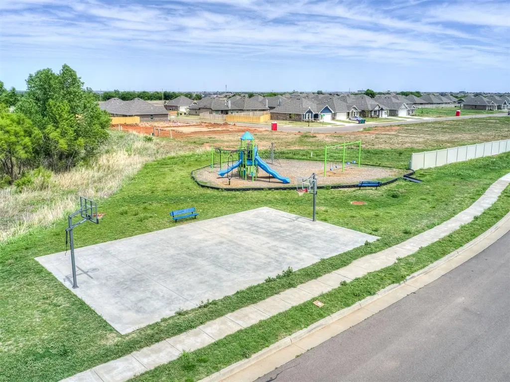 Photo 32 — 12509 Dolche Vita Drive, Yukon, OK 73099