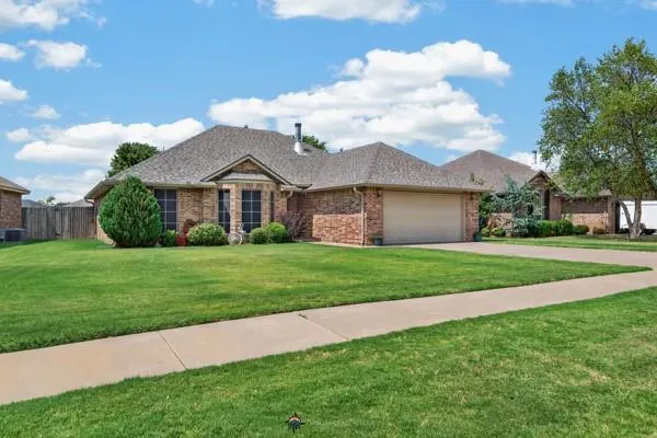 Photo 2 — 1221 W Johnathan Way, Mustang, OK 73064
