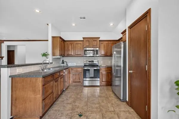 Photo 15 — 1221 W Johnathan Way, Mustang, OK 73064