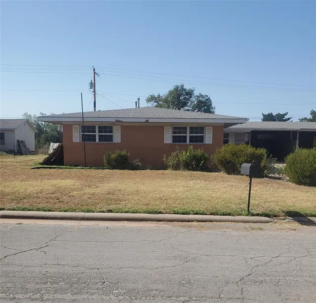 Front exterior — 321 Pawnee Road B, Foss, OK 73647