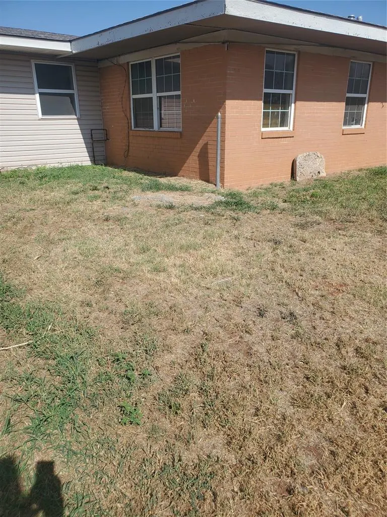Photo 3 — 321 Pawnee Road B, Foss, OK 73647