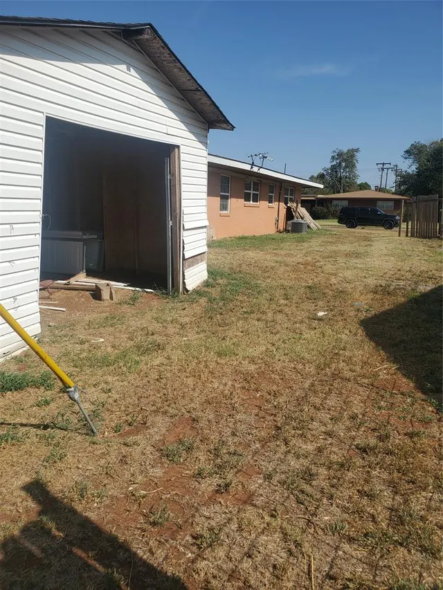 Photo 5 — 321 Pawnee Road B, Foss, OK 73647