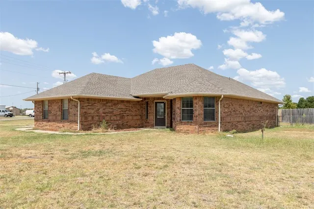 Photo 2 — 893 S Cemetery Road, Tuttle, OK 73089