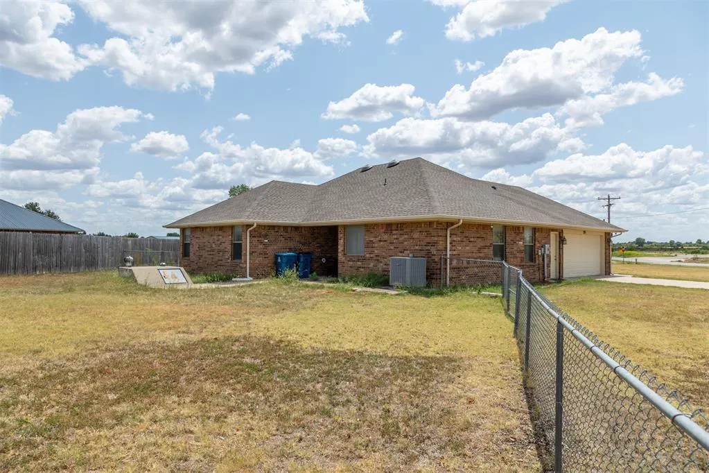 Photo 28 — 893 S Cemetery Road, Tuttle, OK 73089
