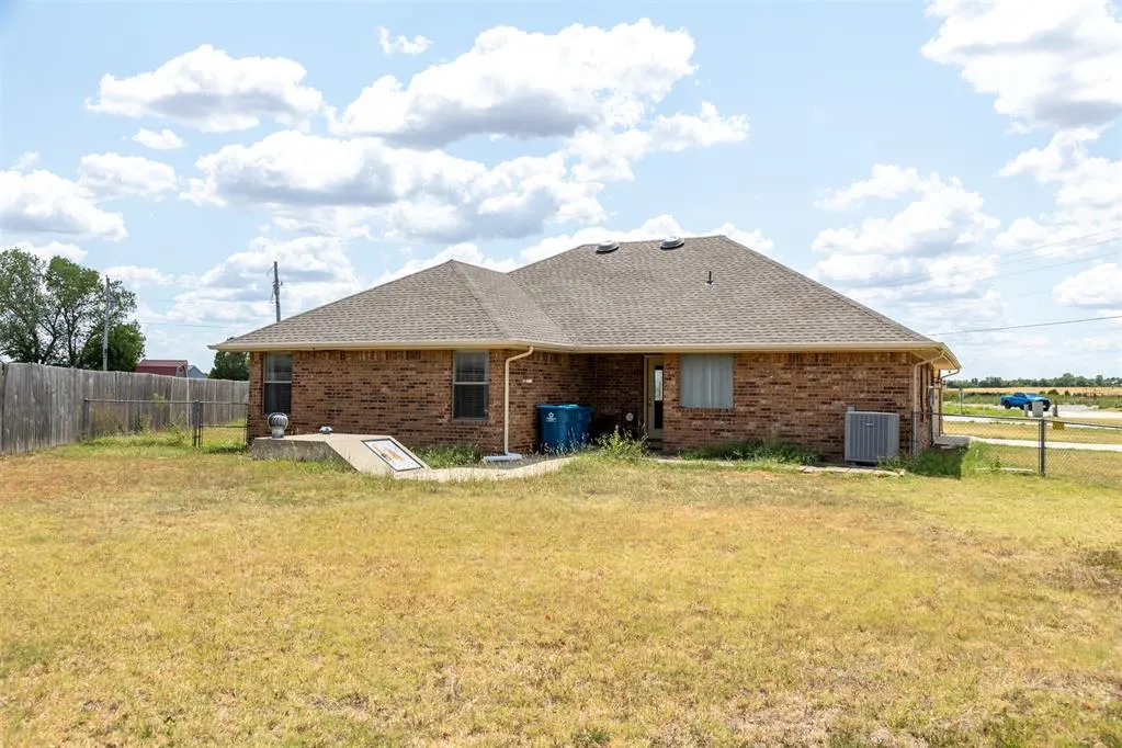 Photo 29 — 893 S Cemetery Road, Tuttle, OK 73089
