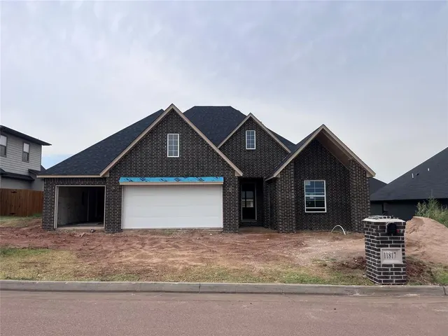 Photo 2 — 11817 NW 108th Place, Yukon, OK 73099