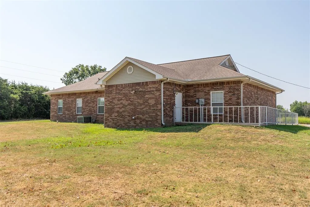 Photo 2 — 4 S Hillcrest Way, Okemah, OK 74859