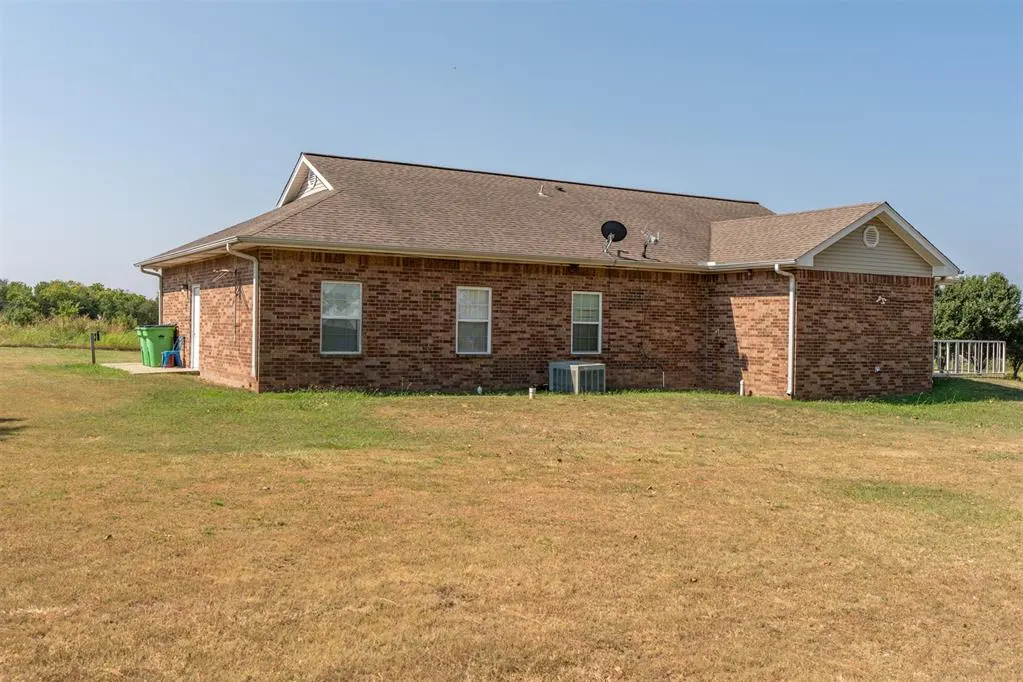 Photo 4 — 4 S Hillcrest Way, Okemah, OK 74859