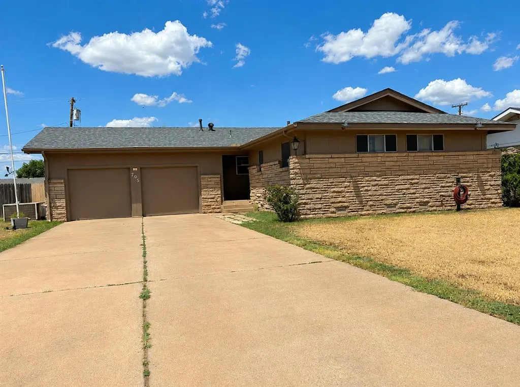 Front exterior — 705 W Oriole Street, Altus, OK 73521
