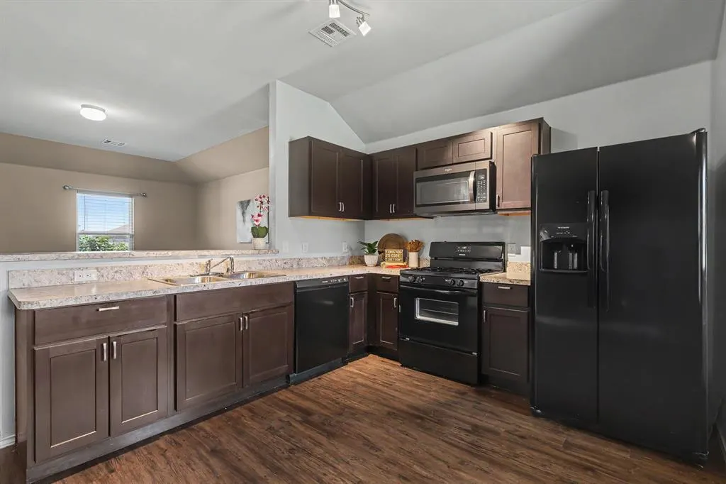 Photo 3 — 9804 Glover River Drive, Yukon, OK 73099