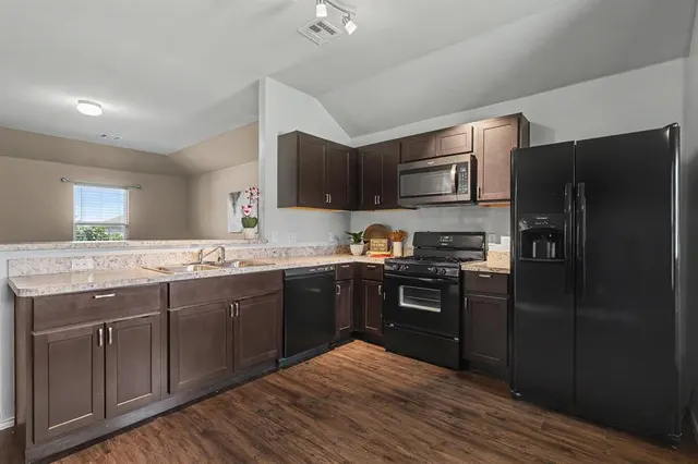 Photo 3 — 9804 Glover River Drive, Yukon, OK 73099