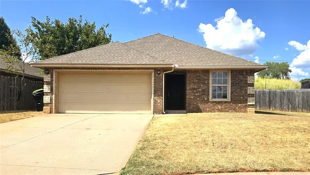 Front exterior — 805 Crown Heights Lane, Purcell, OK 73080