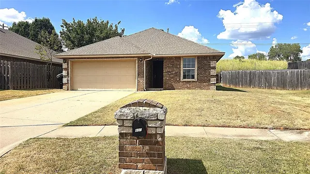 Photo 2 — 805 Crown Heights Lane, Purcell, OK 73080