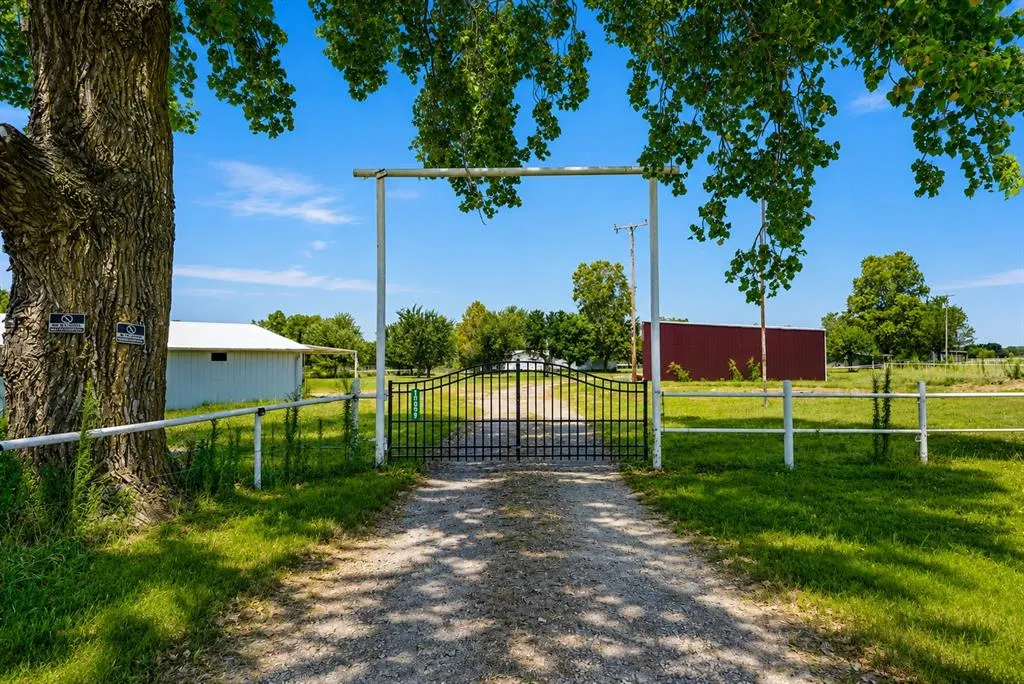 Photo 2 — 18699 Grayson Boulevard, Henryetta, OK 74437