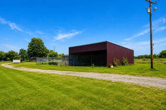 Photo 7 — 18699 Grayson Boulevard, Henryetta, OK 74437