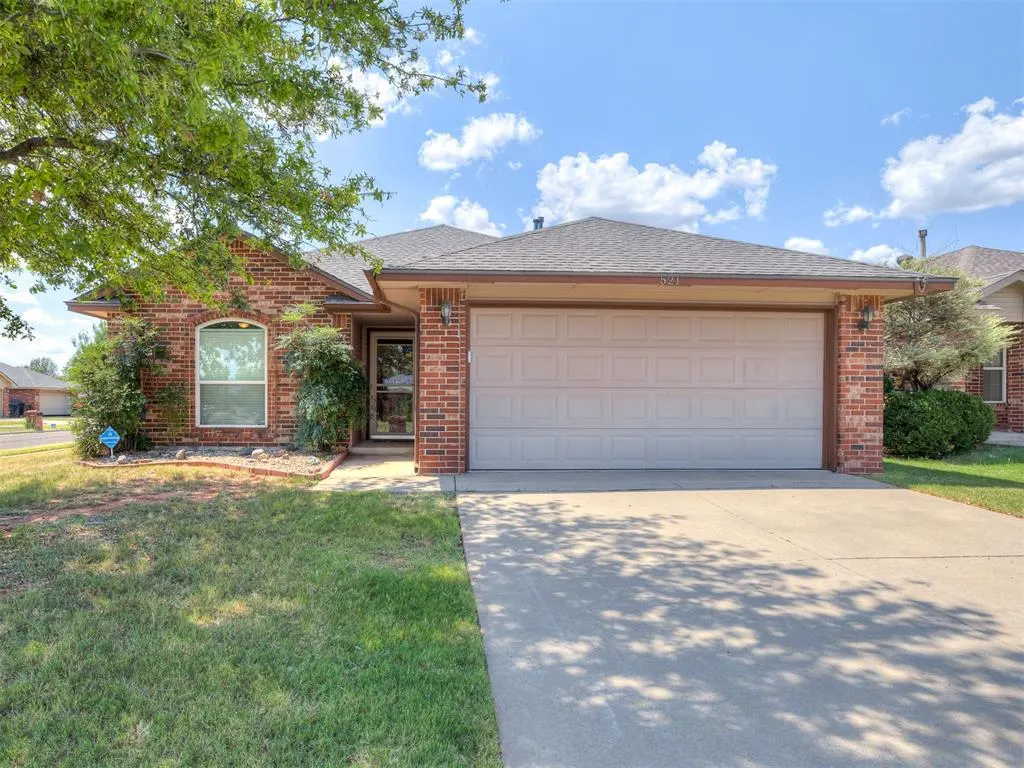 Photo 2 — 521 Apache Gate Drive, Yukon, OK 73099