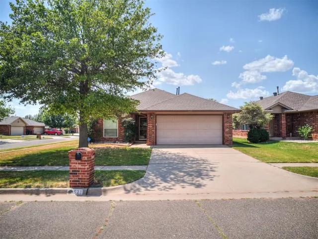 Photo 3 — 521 Apache Gate Drive, Yukon, OK 73099