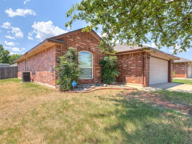 Photo 4 — 521 Apache Gate Drive, Yukon, OK 73099