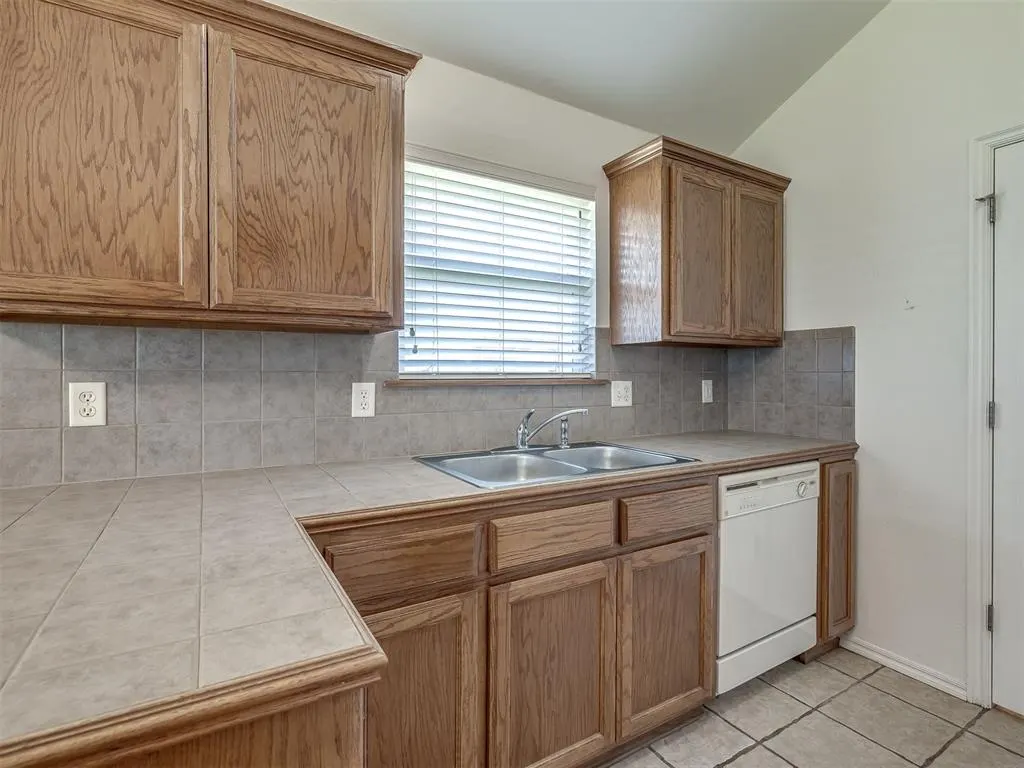 Photo 16 — 521 Apache Gate Drive, Yukon, OK 73099
