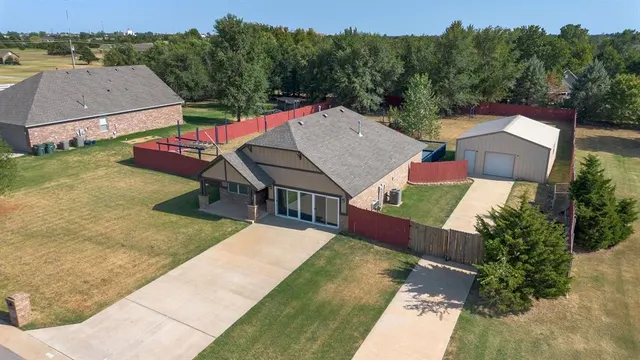 Photo 2 — 1430 Lakeview Drive, Edmond, OK 73034