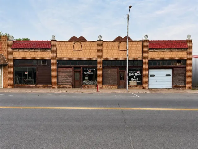 Photo 2 — 110 E Broadway Street, Hollis, OK 73550