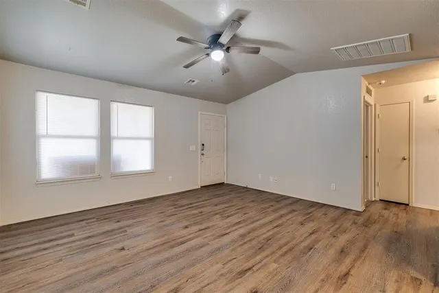 Photo 7 — 912 Danbury Place, Yukon, OK 73099