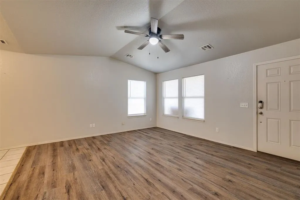 Photo 9 — 912 Danbury Place, Yukon, OK 73099