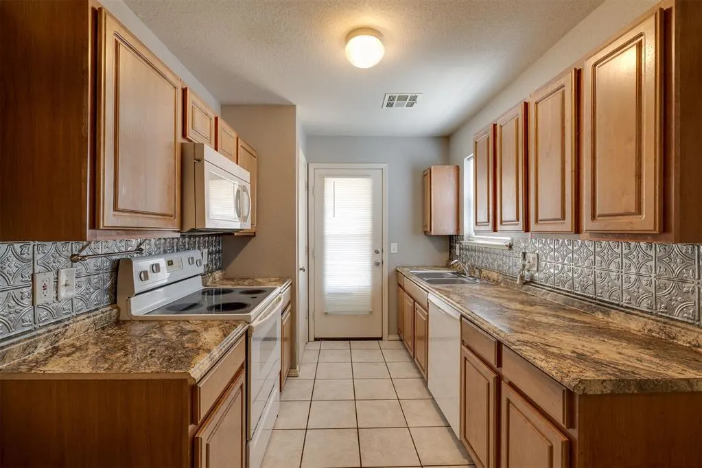 Photo 13 — 912 Danbury Place, Yukon, OK 73099