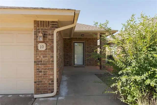 Photo 2 — 10 NW 156th Street 10, Edmond, OK 73013