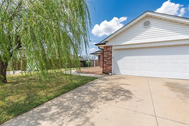 Photo 3 — 2252 Gray Dove Drive, Shawnee, OK 74804