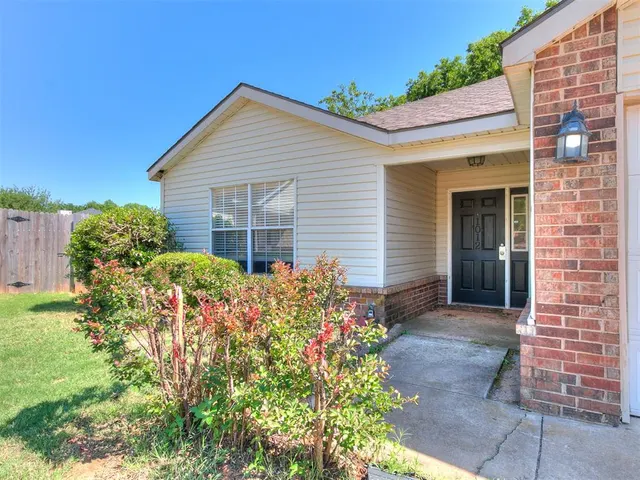 Photo 3 — 1012 Shadowlake Road, Norman, OK 73071