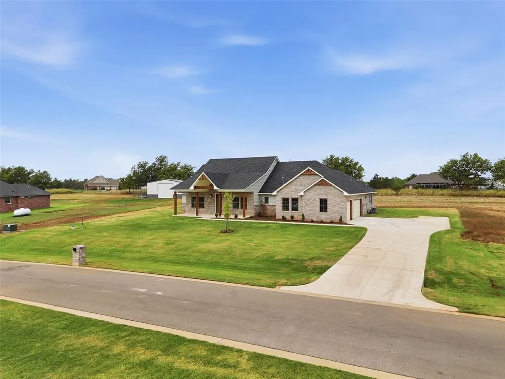 Photo 2 — 9027 Avington Way, Guthrie, OK 73044