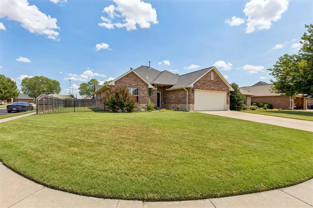 Photo 2 — 12204 Heathfield Lane, Oklahoma City, OK 73173
