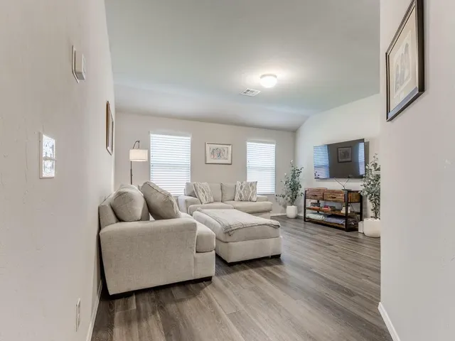 Photo 2 — 216 Dooley Creek Lane, Edmond, OK 73003
