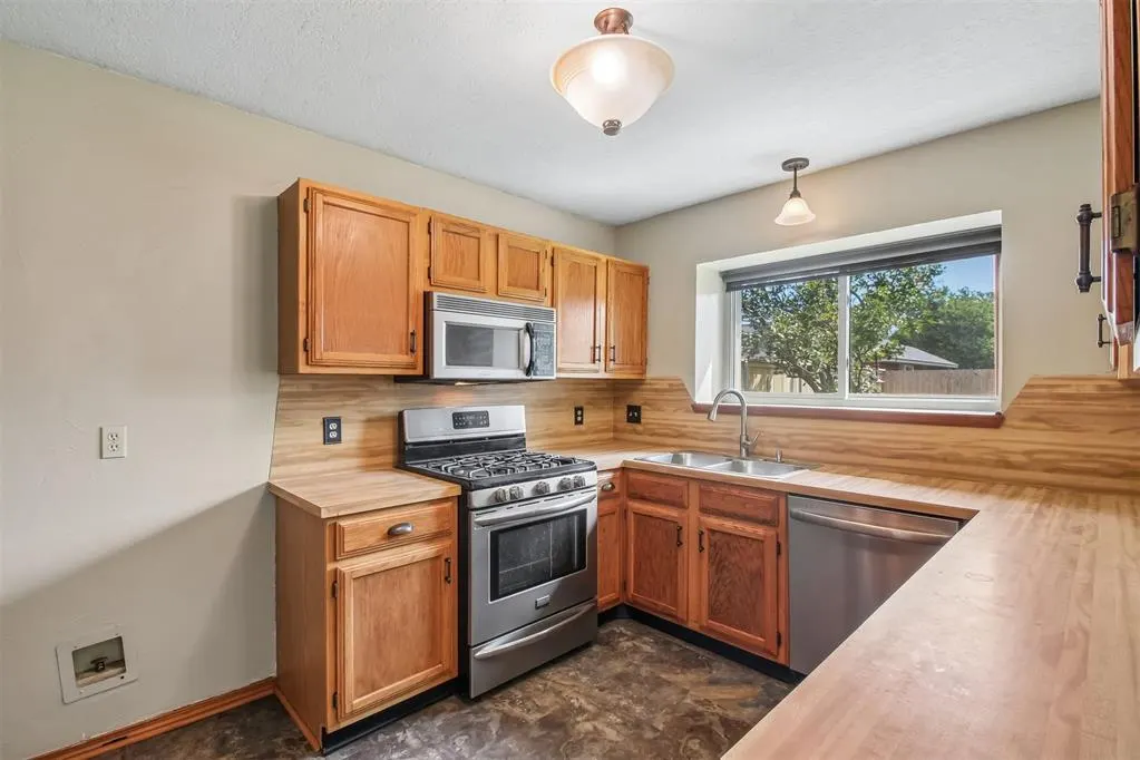 Photo 13 — 1924 Oakwood East Boulevard, Midwest City, OK 73130