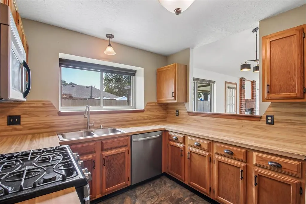 Photo 14 — 1924 Oakwood East Boulevard, Midwest City, OK 73130