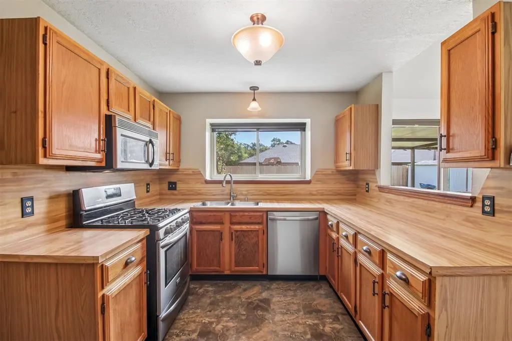 Photo 15 — 1924 Oakwood East Boulevard, Midwest City, OK 73130