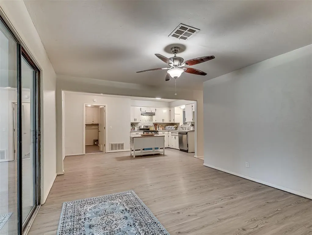 Photo 7 — 111 Oakside Drive, Moore, OK 73160