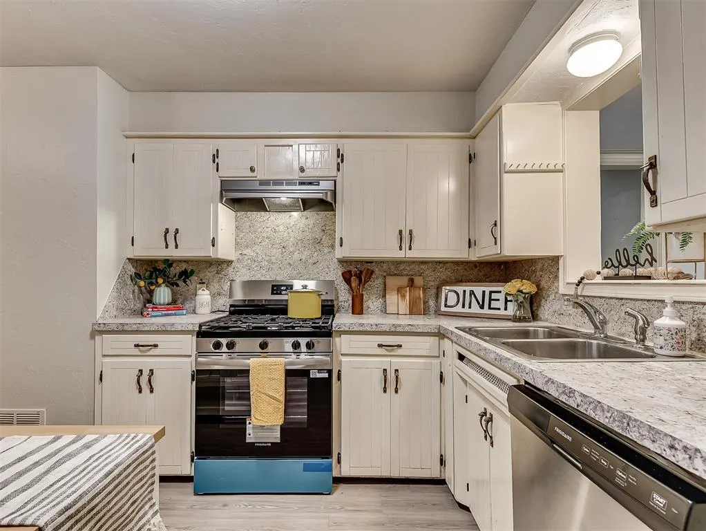 Photo 11 — 111 Oakside Drive, Moore, OK 73160