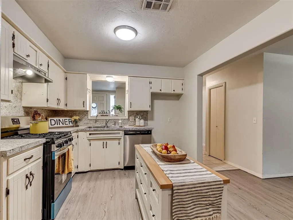 Photo 12 — 111 Oakside Drive, Moore, OK 73160