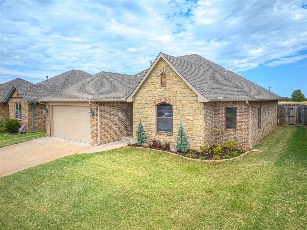 Photo 2 — 14004 Georgian Way, Yukon, OK 73099